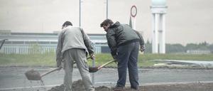 Aufbauarbeit. Auf dem Tempelhofer Flughafengelände laufen die Vorbereitungen für das Volksfest am Wochenende. Die Eingänge werden nachts verschlossen und auch der Zaun bleibt stehen. Ein offiziell aussehendes Informationsblatt für die Anwohner, in dem das Gegenteil behauptet wurde, ist eine Fälschung. Foto: Günter Peters