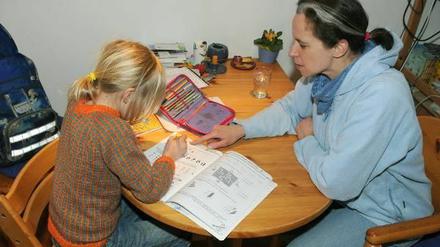 Sanfter Druck. Wenn Eltern zu Hilfslehrern werden, kann das familiäre Gleichgewicht kippen, warnt Autorin Gerlinde Unverzagt.