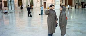 Sakraler Raum, öffentlicher Raum. Sasha Waltz (rechts) in der Umayyaden-Moschee von Damaskus.