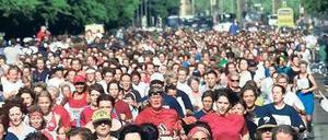 Gemeinsam läuft’s besser. Mit rund 14 000 Teilnehmerinnen ist der Berliner Frauenlauf der größte in Deutschland. Ein Euro pro Startgeld geht an die Krebsgesellschaft. Foto: ddp