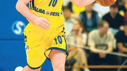 Ein kurzer Moment für die Ewigkeit. Mithat Demirel wurde vor allem durch sein Dribbling zum Pokalsieg 2003 in letzter Sekunde zu einem der Publikumslieblinge von Alba. Foto: p-a