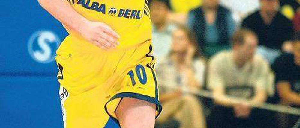 Ein kurzer Moment für die Ewigkeit. Mithat Demirel wurde vor allem durch sein Dribbling zum Pokalsieg 2003 in letzter Sekunde zu einem der Publikumslieblinge von Alba. Foto: p-a