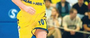 Ein kurzer Moment für die Ewigkeit. Mithat Demirel wurde vor allem durch sein Dribbling zum Pokalsieg 2003 in letzter Sekunde zu einem der Publikumslieblinge von Alba. Foto: p-a