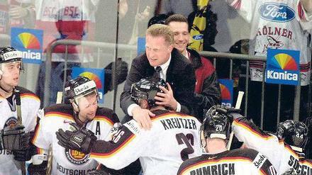 Wie aus dem Nichts. Nationaltrainer Zach bejubelt Daniel Kreutzers Treffer zum 3:1 gegen die Schweiz in der Vorrunde 2001.