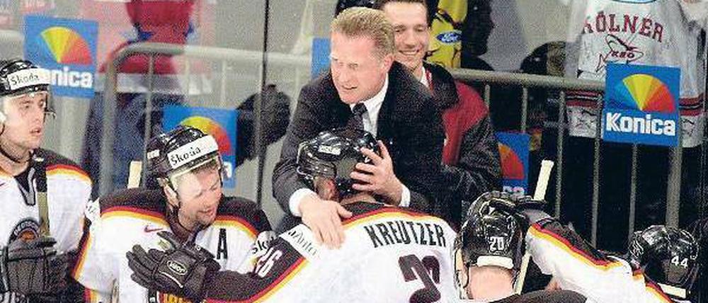 Wie aus dem Nichts. Nationaltrainer Zach bejubelt Daniel Kreutzers Treffer zum 3:1 gegen die Schweiz in der Vorrunde 2001.