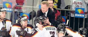 Wie aus dem Nichts. Nationaltrainer Zach bejubelt Daniel Kreutzers Treffer zum 3:1 gegen die Schweiz in der Vorrunde 2001.