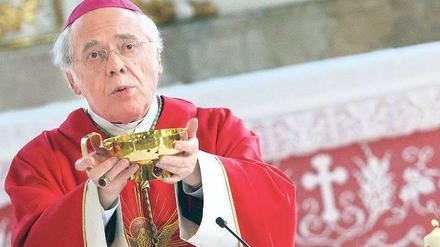 Bis zur Ernennung eines neuen Bischofs führt Weihbischof Josef Grünwald (73) kommissarisch die Geschäfte. Er versicherte, dass die Diözese auch weiterhin „zu dem klaren und sachgerechten Umgang in der Aufklärung“ aller gegen Mixa erhobenen Vorwürfe stehe.