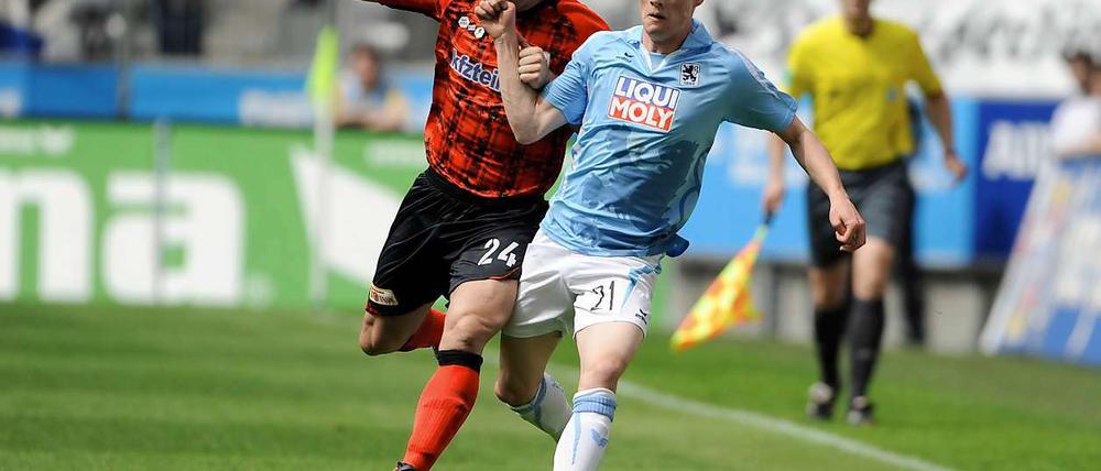Sandro Kaiser von München kämpft mit Michael Bemben von Berlin um den Ball - am Ende lagen die Münchner vorn.