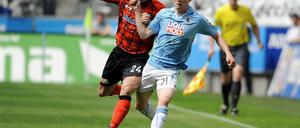 Sandro Kaiser von München kämpft mit Michael Bemben von Berlin um den Ball - am Ende lagen die Münchner vorn.