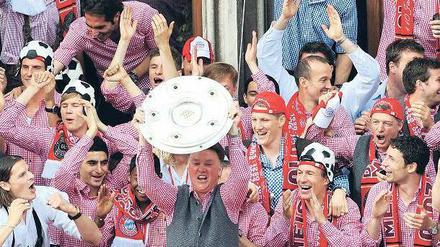 Feierbiest als Schalentier: Louis van Gaal genießt seinen persönlichen Triumph auf dem Münchner Rathausbalkon.