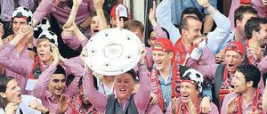 Feierbiest als Schalentier: Louis van Gaal genießt seinen persönlichen Triumph auf dem Münchner Rathausbalkon.