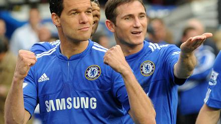 Zwei Fäuste für den Titel: Michael Ballack feiert seine erste Meisterschaft in England mit dem Kollegen Frank Lampard.