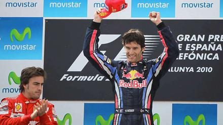 Mark Webber feiert seinen Sieg, Alsonso applaudiert. 