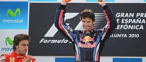 Mark Webber feiert seinen Sieg, Alsonso applaudiert. 