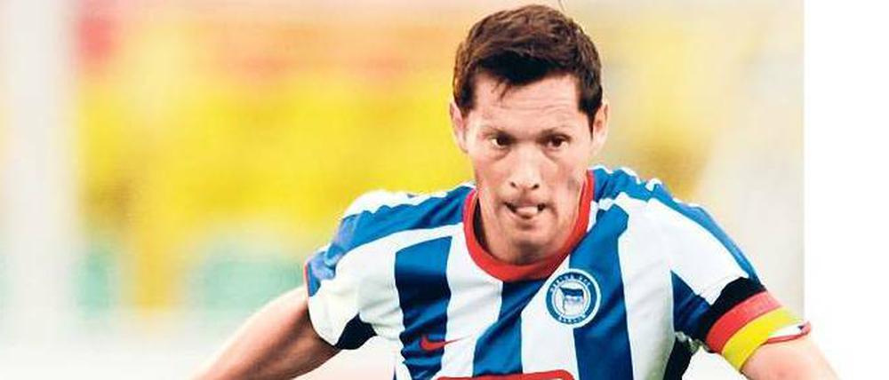 Pal Dardai, 34, hat als einziger Spieler von Hertha BSC den Aufstieg 1997 und alle 13 Jahre in der Bundesliga miterlebt. Der Ungar, mit 286 Einsätzen Rekordspieler des Klubs, besitzt einen Vertrag für die zweite Mannschaft, wird aber wohl weiter für Herthas Profis spielen. Foto: ddp