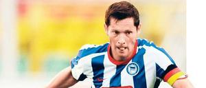 Pal Dardai, 34, hat als einziger Spieler von Hertha BSC den Aufstieg 1997 und alle 13 Jahre in der Bundesliga miterlebt. Der Ungar, mit 286 Einsätzen Rekordspieler des Klubs, besitzt einen Vertrag für die zweite Mannschaft, wird aber wohl weiter für Herthas Profis spielen. Foto: ddp