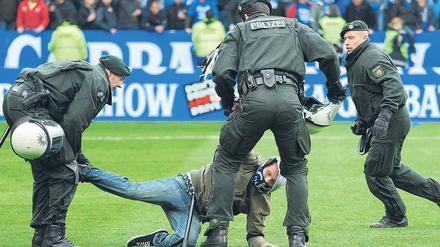 Bochumer Szenen. Nach dem Abstiegsduell entladen sich die Emotionen. Fotos: dpa