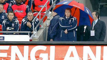 Der Moment, der ihm in England Spott und Hohn einbrachte: 2007 sieht Steve McClaren unter einem großen Regenschirm zu, wie die britische Nationalmannschaft gegen Kroatien die EM-Teilnahme verspielt.