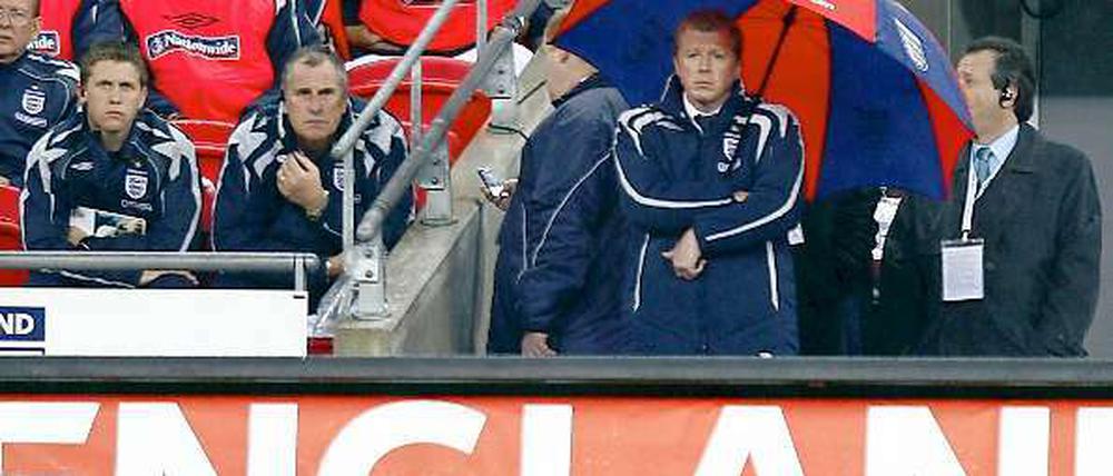 Der Moment, der ihm in England Spott und Hohn einbrachte: 2007 sieht Steve McClaren unter einem großen Regenschirm zu, wie die britische Nationalmannschaft gegen Kroatien die EM-Teilnahme verspielt.