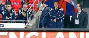 Der Moment, der ihm in England Spott und Hohn einbrachte: 2007 sieht Steve McClaren unter einem großen Regenschirm zu, wie die britische Nationalmannschaft gegen Kroatien die EM-Teilnahme verspielt.