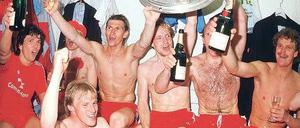 Keine schalen Jahre. Ob inmitten der Fans (oben, 1980 mit Paul Breitner), in der Kabine (unten links, 1986 unter anderem mit Lothar Matthäus), oder im Entmüdungsbecken (rechts, 1989 mit Klaus Augenthaler): Nach dem letzten Spieltag dreht sich bei den Bayern meistens alles um die Meisterfeier. Foto: Imago (2), dpa