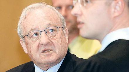 Schuldig. Der frühere Waffenlobbyist Karlheinz Schreiber, hier nach der Urteilsverkündung neben seinem Anwalt Jan Olaf Leisner im Landgericht Augsburg, muss wegen Steuerhinterziehung für acht Jahre ins Gefängnis. Foto: dpa