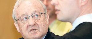 Schuldig. Der frühere Waffenlobbyist Karlheinz Schreiber, hier nach der Urteilsverkündung neben seinem Anwalt Jan Olaf Leisner im Landgericht Augsburg, muss wegen Steuerhinterziehung für acht Jahre ins Gefängnis. Foto: dpa