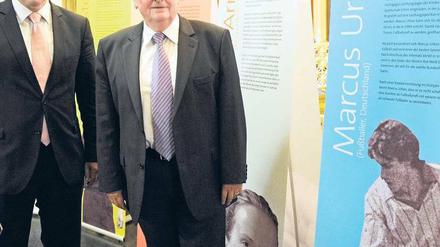 Schau für mehr Toleranz. Klaus Wowereit und Theo Zwanziger eröffneten die Ausstellung im Roten Rathaus. Foto: ddp