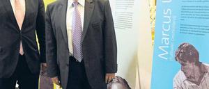 Schau für mehr Toleranz. Klaus Wowereit und Theo Zwanziger eröffneten die Ausstellung im Roten Rathaus. Foto: ddp
