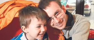 Ein starkes Team. Rico Baganz und sein vierjähriger Sohn Joshi leben seit der Trennung der Eltern zu zweit. Foto: Uwe Steinert