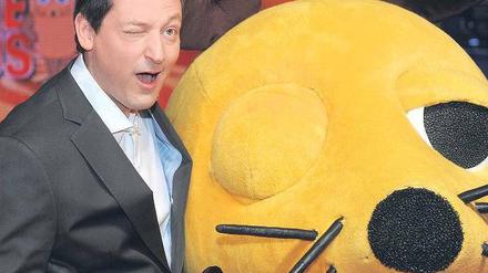 Augenzwinkernd gehen Eckart von Hirschhausen und die Maus in die Show. Foto: dpa
