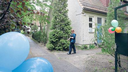 Idyll in der Spree. In dem ehemaligen DDR-Kinderheim (l.) auf der Insel der Jugend hat das EJF eine Wohnung für vernachlässigte Kinder eingerichtet. 