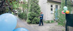Idyll in der Spree. In dem ehemaligen DDR-Kinderheim (l.) auf der Insel der Jugend hat das EJF eine Wohnung für vernachlässigte Kinder eingerichtet. 
