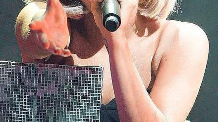 Komm mal her. Am Dienstag wurde die Musikerin Lady Gaga in Berlin erwartet. Mitsamt 30 Trucks und bestimmt genauso vielen Kostümen. Foto: AFP