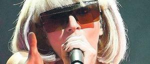 Komm mal her. Am Dienstag wurde die Musikerin Lady Gaga in Berlin erwartet. Mitsamt 30 Trucks und bestimmt genauso vielen Kostümen. Foto: AFP
