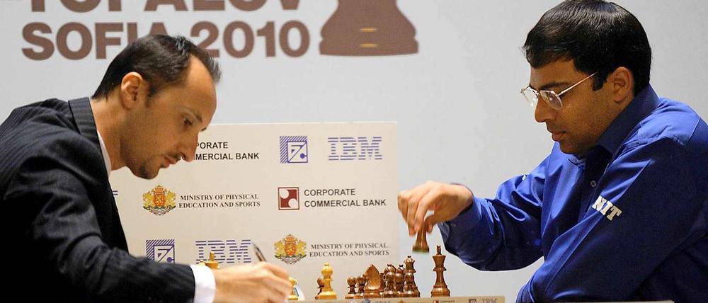 Viswanathan Anand (r.) behielt in einem dramatischen Match die Oberhand.