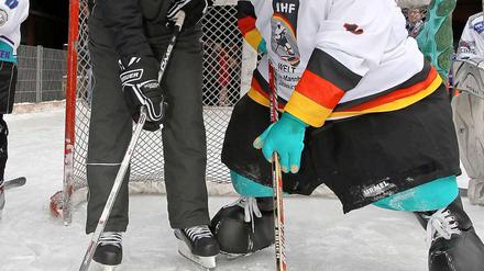 Uwe Krupp, 44, ist seit 2005 Trainer der deutschen Eishockey-Nationalmannschaft. Hier übt der ehemalige Weltklasseverteidiger schon mal mit WM-Maskottchen Urmel.