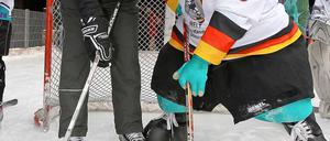 Uwe Krupp, 44, ist seit 2005 Trainer der deutschen Eishockey-Nationalmannschaft. Hier übt der ehemalige Weltklasseverteidiger schon mal mit WM-Maskottchen Urmel.