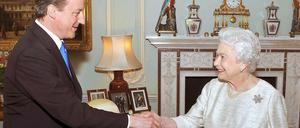 David Cameron bei Queen Elizabeth II.