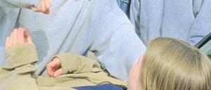 Bei Kämpfen unter Mädchen geht es um Ehre und Beziehungen, sagen Experten.