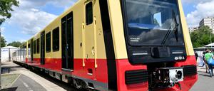27.06.2018, Berlin: Der erste fertiggestellte Halbzug der Baureihe 484 der S-Bahn für Berlin und Brandenburg steht nach Montageende auf dem Gelände der Firma Stadler Pankow GmbH. Die S-Bahn Berlin hat 106 Züge bestehend aus 382 Wagen bestellt. Foto: Bernd Settnik/dpa-Zentralbild/dpa +++ dpa-Bildfunk +++
