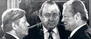 Vize dreier Kanzler: Hans Dietrich Genscher war Minister unter Willy Brandt (rechts) und Helmut Schmidt (links), später dann unter Helmut Kohl. Legendär wurde er als Bundesaußenminister. 