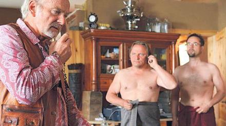 Freizügig: Kommissar Thiel (Axel Prahl, Mitte) und Professor Boerne (Jan Josef Liefers) finden bei Thiels Vater (Claus D. Clausnitzer) eine gemeinsame Waschgelegenheit. Ansonsten gehen sie in diesem Münsteraner „Tatort“ eher getrennte Wege. Foto: ARD