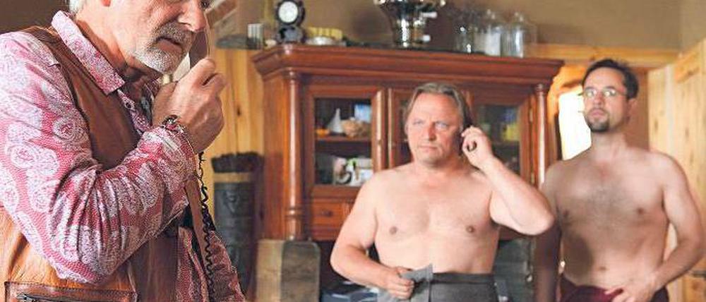 Freizügig: Kommissar Thiel (Axel Prahl, Mitte) und Professor Boerne (Jan Josef Liefers) finden bei Thiels Vater (Claus D. Clausnitzer) eine gemeinsame Waschgelegenheit. Ansonsten gehen sie in diesem Münsteraner „Tatort“ eher getrennte Wege. Foto: ARD