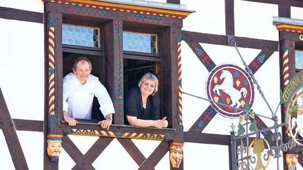 Einladend. Der Gasthof „Zum Weißen Ross“ in Kallstadt an der Pfälzer Weinstraße findet auch von außen viele Bewunderer. Foto: laif