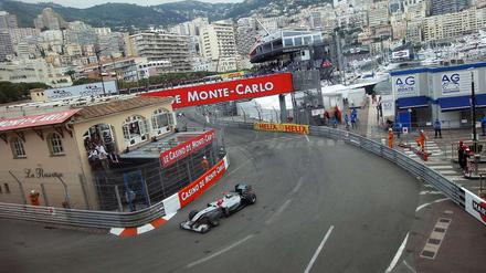 Am Ort des Geschehens. Michael Schumacher kommt in der Rascasse in Monte Carlo diesmal nicht zum Stehen.