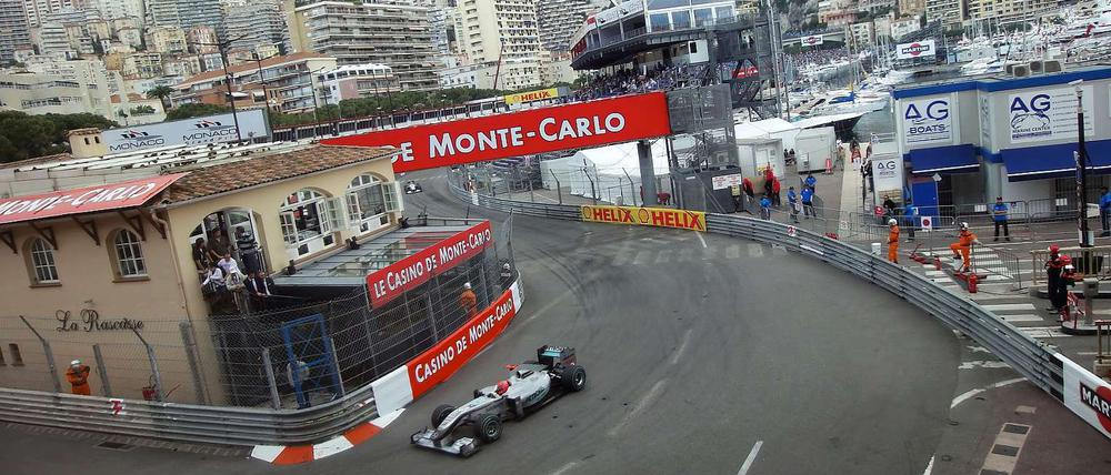 Am Ort des Geschehens. Michael Schumacher kommt in der Rascasse in Monte Carlo diesmal nicht zum Stehen.
