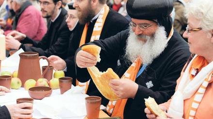 Utopie? Am Münchener Odeonsplatz nahmen am Freitagabend 20 000 Christen an einer Vesper nach orthodoxem Ritus teil. Das urchristliche „Liebesmahl“ mit russischen Chören und gemeinsamem Verzehr von Brot, Äpfeln und Wasser könnte katholischer und evangelischer Kirche Vorbild sein – für ein gemeinsames Abendmahl. 