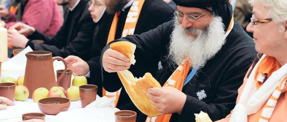 Utopie? Am Münchener Odeonsplatz nahmen am Freitagabend 20 000 Christen an einer Vesper nach orthodoxem Ritus teil. Das urchristliche „Liebesmahl“ mit russischen Chören und gemeinsamem Verzehr von Brot, Äpfeln und Wasser könnte katholischer und evangelischer Kirche Vorbild sein – für ein gemeinsames Abendmahl. 