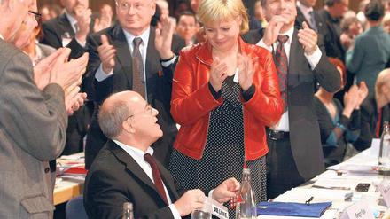 Abschied und Neubeginn. Die neuen Parteivorsitzenden Gesine Lötzsch und Klaus Ernst und ihr scheidender Vorgänger Oskar Lafontaine applaudieren ihrem bleibenden Bundestags-Fraktionschef Gregor Gysi nach seiner Parteitagsrede. 